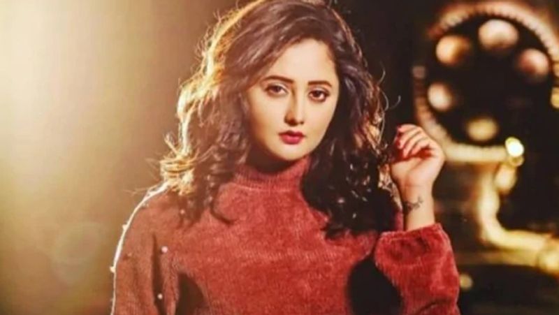 बता दें, एक्टर मृणाल जैन को रश्मि अपना राखी भाई मानती हैं और मृणाल भी उनसे खास लगाव रखते हैं। जब बिग बॉस के घर में रश्मि परेशान हो गई थीं तब मृणाल भी काफी उदास हो गए थे। वो अपनी बहन से बात करने के लिए बेचैन हो रहे थे।