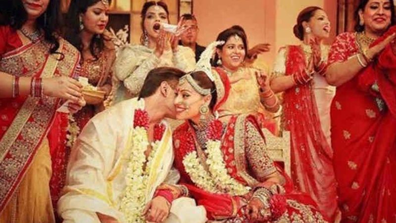 बिपाशा बसु को kiss करते करण सिंह ग्रोवर।