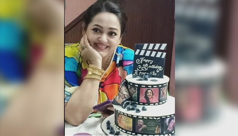 অভিনেত্রীর জন্মদিনে হাজির হয়েছিল দু'তলা ফিল্মি কেক। আর সেই কেটেই জন্মদিন পালন করেছেন অপরাজিতা।