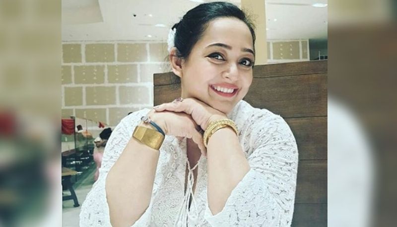 নিজের বাড়িতেই গোটা পরিবারের সঙ্গে জন্মদিনে মেতে উঠলেন অভিনেত্রী।