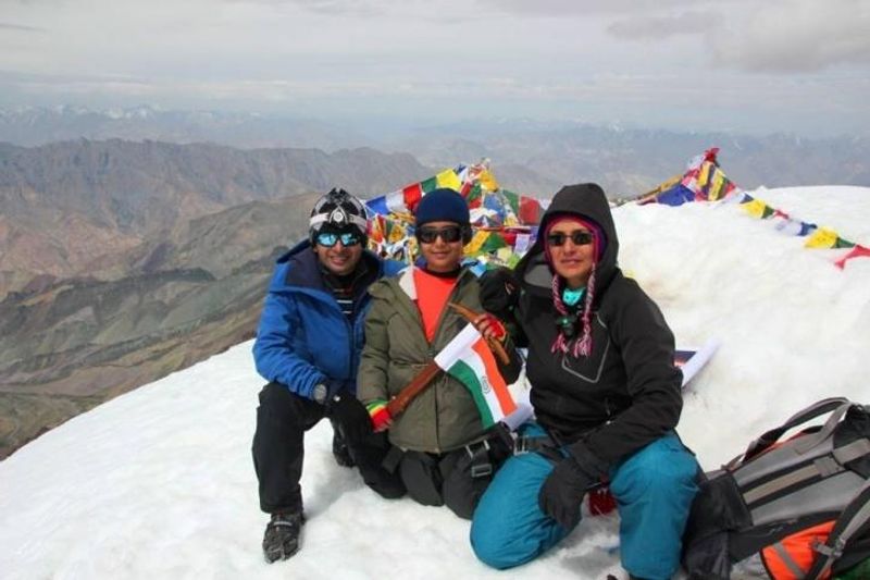 काम्या मुंबई की रहने वाली हैं। उन्होंने तीन साल की उम्र से ही माउंटेनियरिंग की प्रैक्टिस शुरू कर दी थी। वे लोनावाला में बेसिक ट्रेक पर जाती थीं।