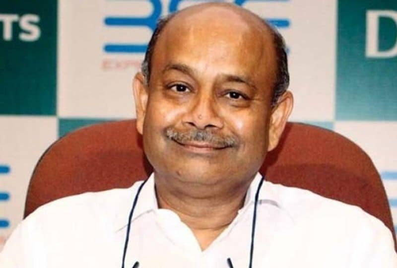 दमानी के पिता शिव किशन दमानी स्टॉक ब्रोकर थे। पिता की मौत के बाद दमानी स्टॉक मार्केट में ब्रोकर बन गए। 1980 के दशक में उन्होंने शेयर ट्रेड करना शुरू किया। दमानी ने 2000 में ट्रेडिंग छोड़ रिटेल बिजनेस शुरू किया।