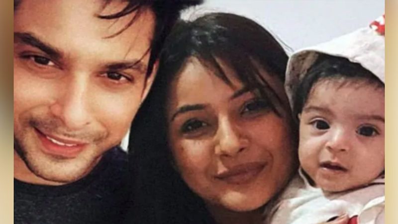 जय भानुशाली की बेटी के साथ पोज देती शहनाज के साथ एक फोटो में सिद्धार्थ शुक्ला भी सेल्फी लेते दिखे।