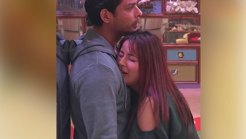 बिग बॉस के घर से बाहर आने के बाद लाइव वीडियो के दौरान शहनाज ने बताया था कि 'सारा दिन सिद्धार्थ सोता रहता है। मैंने उसे बहुत फोन किया लेकिन उसने फोन नहीं उठाया। उसके बाद मैं बहुत रोई।'