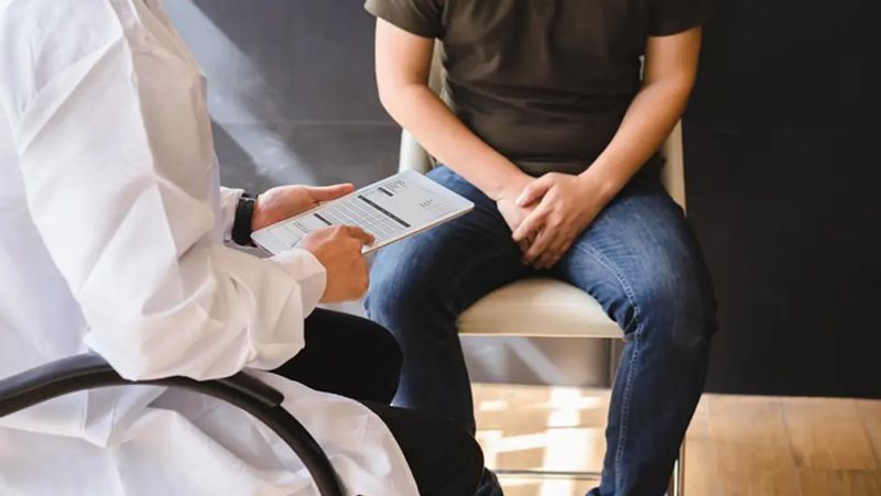 द सन में छपी खबर के मुताबिक, 32 साल के इस शख्स को 16 साल की उम्र से गांजा फूकने की आदत थी। इस कारण इसे काफी परेशानी उठानी पड़ी।