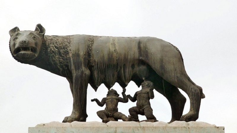 रोम के संस्थापक माने जाने वाले रोमुलुस और उसके जुड़वां भाई मादा भेड़िया का दूध पीते हुए। यह एक प्राचीन मूर्ति है।