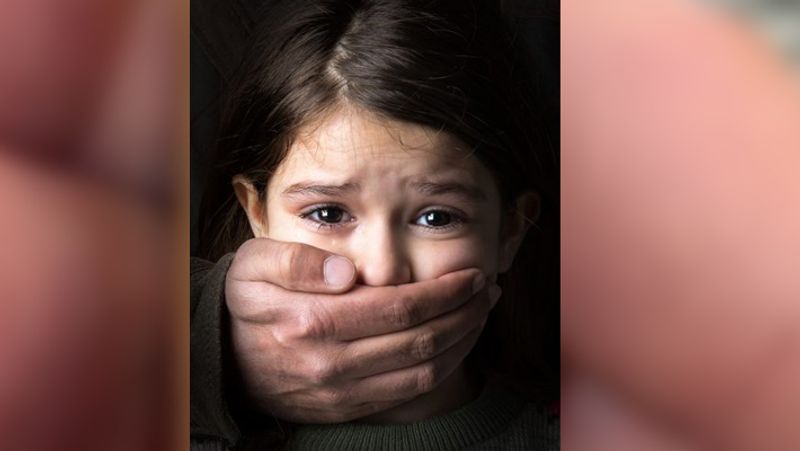 बच्ची ने अपनी चिट्ठी में लिखा था कि उसकी मां अपने दोस्तों के साथ उसके पास आती थी और सभी मिलकर उसे गलत तरीके से हाथ लगाते थे। इस चिट्ठी को पढ़ने के बाद डॉक्टर ने पुलिस को इसकी जानकारी दी।