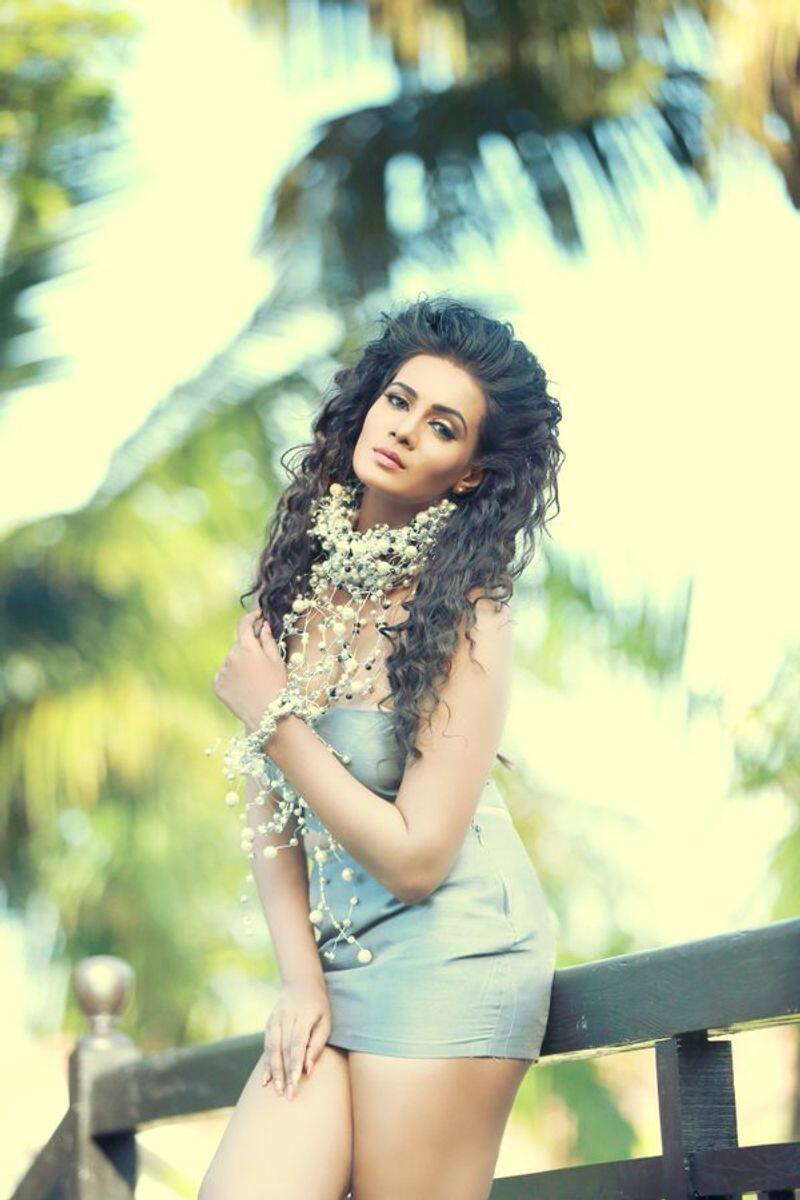 Netizens Slams Meera Mithun For Over Glamour Short Dress Photo Shoot