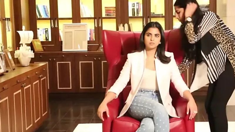दक्षिण मुंबई के वर्ली में स्थित इस बंगले की खास बात ये है कि इसे ईशा के ससुर और आनंद पीरामल के पिता अजय पीरामल ने 2012 में खरीदा था। उन्होंने इसे अपनी बहू और बेटे को शादी के तोहफे के तौर पर गिफ्ट किया था।