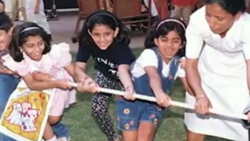 इस तस्वीर में देखिए कैसे श्लोका और ईशा स्कूल के एक खेल में हिस्सा ले रही हैं और रस्सी पकड़कर खींच रही हैं। ईशा तो जीतने के लिए पूरी जी जान लगाती दिख रही हैं। उनके पीछे खड़ी श्लोका भी कोशिश करने में कोई कसर नहीं छोड़ रही हैं। एक इंटरव्यू में ईशा बता चुकी हैं कि भाभी श्लोका के साथ उनका रिश्ता बेहद खास है।