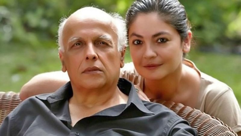  সুশান্তের মৃত্যুর পর থেকেই তার প্রাক্তন বান্ধবী রিয়ার সঙ্গে মহেশ ভাটের পুরোনো ছবি ভিডিও নিয়ে ফের নতুন বিতর্ক শুরু হয়েছে। এর পাশাপাশি অশ্লীল মেসেজে ভরে গিয়েছে সোশ্যাল মিডিয়ার পাতাও।