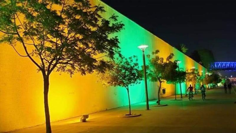 বেলা সাড়ে বারোটা নাগাদ নমস্তে ট্রাম্প ইভেন্টে মোতেরায় সর্দার বল্লভ ভাই প্যাটেল স্টেডিয়ামে যোগ দেবেন মার্কিন প্রেসিডেন্ট। মার্কিন প্রেসিডেন্টের আগমন উপলক্ষে বিমানবন্দর থেকে আহমেদাবাদ পর্যন্ত রাস্তার দুপাশে একাধিক পাঁচিলে রঙ করা হয়েছে।