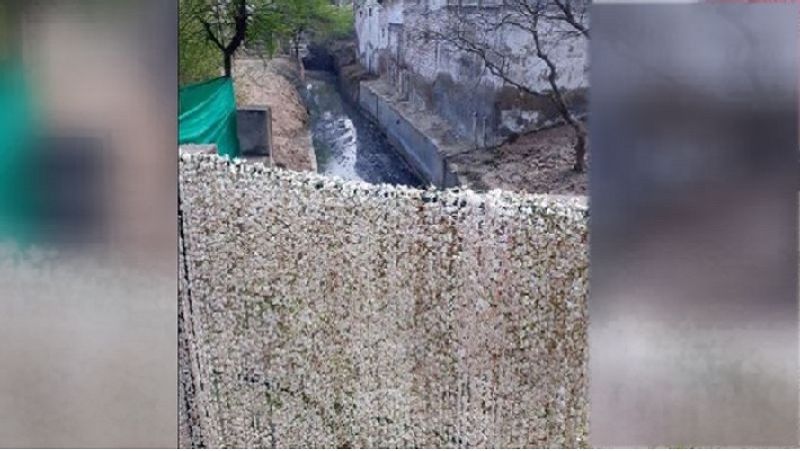 नाले के दोनों ओर खुशबूदार मोगरा के फूलों की माला लगाई गई है। 5 फीट ऊंची और 15 फीट लंबी मोगरा के फूलों की माला में नाला भी नहीं दिखेगा। साथ नाले की बदबू भी ट्रंप तक नहीं पहुंचेगी।