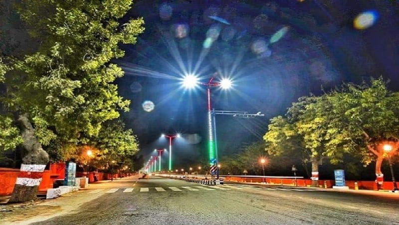 खेरिया से ताजमहल तक रास्ते के चौराहों पर भी भव्य सजावट की गई है। रात में तिरंगा लाइटों से शहर की सड़कें जगमगाती रहीं।