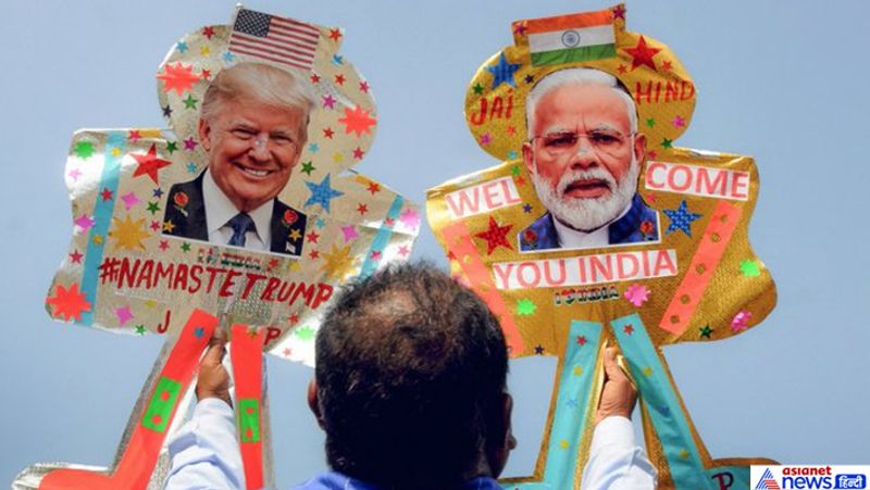 पूरे अहमदाबाद में राष्ट्रपति ट्रम्प के होर्डिंग लगाए गए हैं।