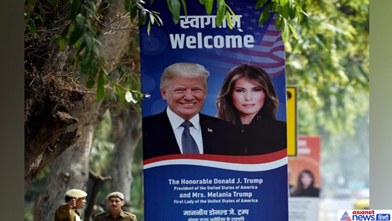 कई जगहों पर ट्रम्प के साथ होर्डिंग में मेलानिया भी नजर आ रही हैं।