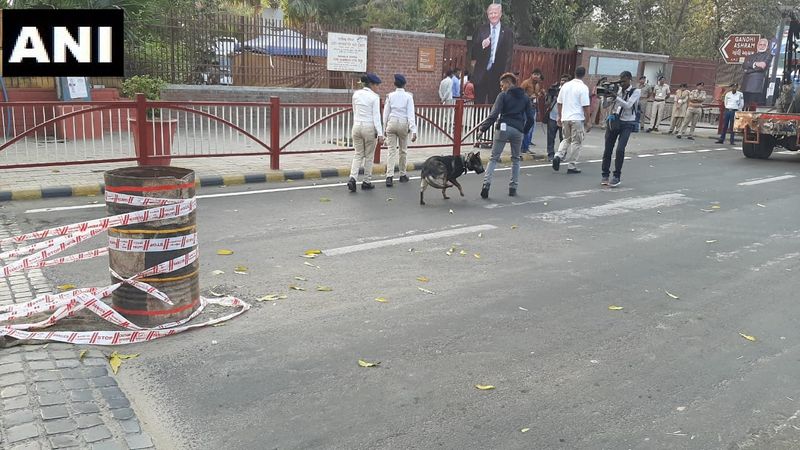 राष्ट्रपति ट्रम्प साबरमती आश्रम भी जाएंगे। इसके चलते साबरमती में कड़ी सुरक्षा व्यवस्था की गई है। सुरक्षा जांच के लिए स्निफर डॉग भी लगाए गए हैं।