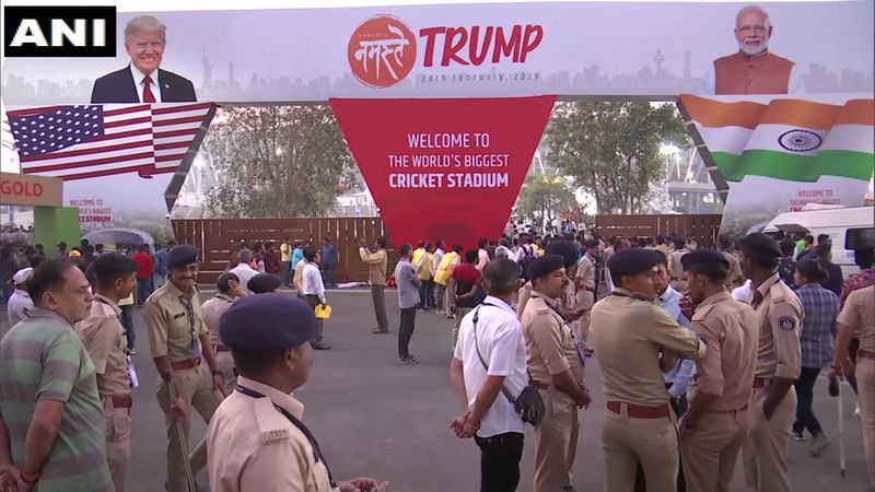 मोटेरा स्टेडियम के बाहर सुरक्षा की कड़ी व्यवस्था की गई है।