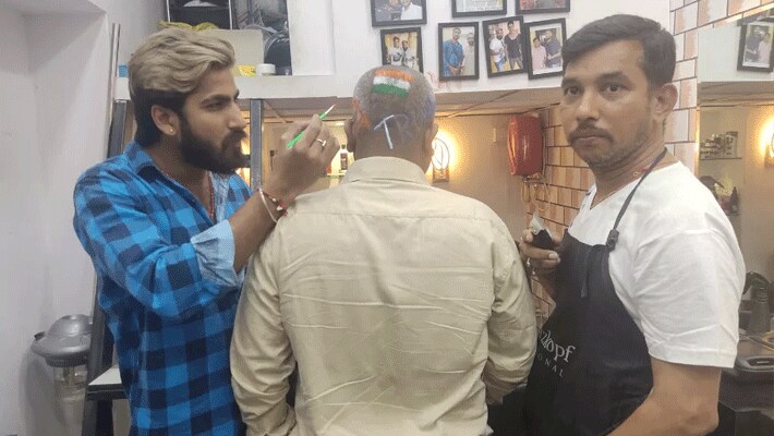 मयंक ने अमेरिका के प्रेसिडेंट डोनाल्ड ट्रंप और मोदी के साथ भारत के राष्ट्रीय ध्वज तिरंगा को भी अपनी हेयर स्टाइल में बनाया है।