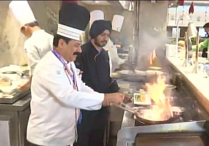 सुरेश खन्ना के मुताबिक, गुजराती खाने में ट्रंप को स्पेशल गुजराती चाय, ब्रोक्कॉलिन कॉर्न समोसा, आइस टी, ग्रीन टी, मल्टी ग्रेन कूकीज परोसा जाएगा।
