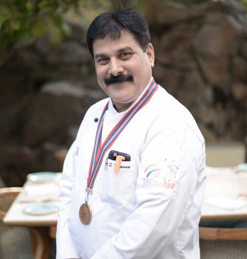 ट्रम्प के लिए खाना बनाने की जिम्मेदारी सेफ सुरेश खन्ना के पास है। इससे पहले उन्होंने पूर्व राष्ट्रपति एपीजे अब्दुल कलाम, प्रधानमंत्री नरेंद्र मोदी, गृह मंत्री अमित शाह और आंध्र प्रदेश के पूर्व मुख्यमंत्री चंद्रबाबू नायडू के अलावा अन्य लोगों के लिए भी खाना बनाया है। सुरेश खन्ना ने अमिताभ बच्चन और शिल्पा शेट्टी सहित कई बॉलीवुड हस्तियों के लिए भी खाना बना चुके हैं।