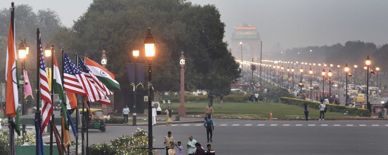 कैसा होगा ट्रम्प का पूरा कार्यक्रम- सोमवार की सुबह 11.40 बजे ट्रम्प अहमदाबाद के सरदार वल्लभभाई पटेल एयरपोर्ट पहुंचेंगे। दोपहर 12.15 बजे अहमदाबाद के साबरमती आश्रम जाएंगे। दोपहर 1.05 बजे अहमदाबाद के मोटेरा स्टेडियम में नमस्ते ट्रम्प का आयोजन होगा। फिर दोपहर 3.30 बजे आगरा के लिए रवाना होंगे। शाम 4.45 बजे आगरा एयरपोर्ट पर पहुंचेंगे। शाम 5.15 बजे ताजमहल देखने जाएंगे। फिर शाम 6.45 बजे दिल्ली के लिए रवाना हो जाएंगे।