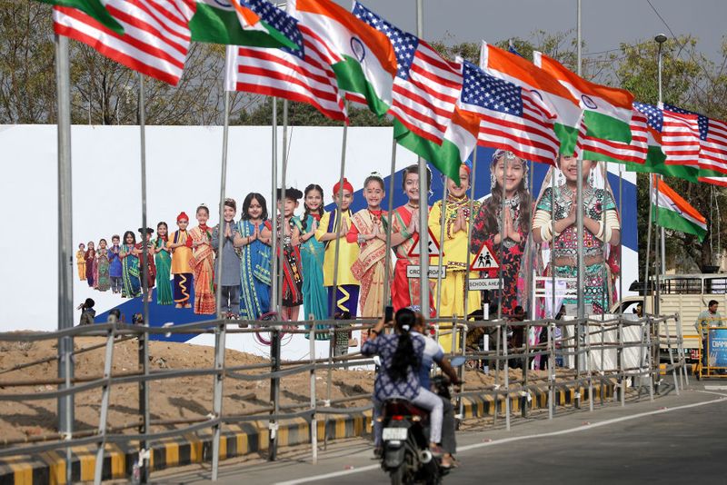 ट्रम्प की हर घंटे की सुरक्षा पर करीब डेढ़ करोड़ और 36 घंटे की यात्रा में सुरक्षा पर 100 करोड़ रुपए खर्च होंगे।