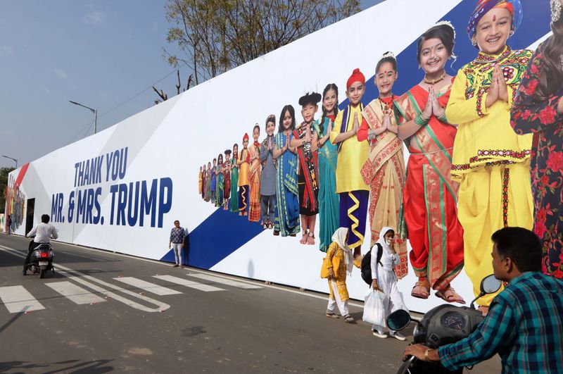 चीन के राष्ट्रपति शी जिनपिंग सितंबर 2014 में अहमदाबाद आए थे। उस समय रिवरफ्रंट पर मोदी और जिनपिंग के एक ही झूले पर झूलने की तस्वीरें काफी चर्चा में रही थीं।
