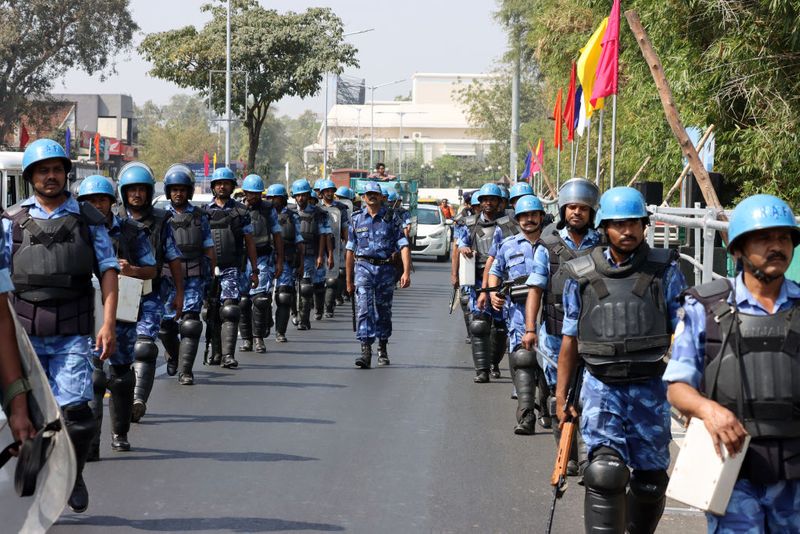अहमदाबाद में ट्रम्प की सुरक्षा के लिए मोटेरा स्टेडियम के अलावा सड़कों पर भी भारी सुरक्षा बल तैनात है।
