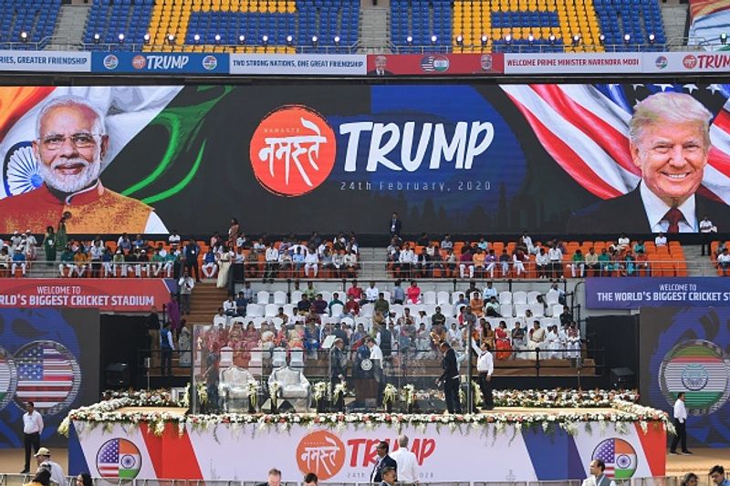 ट्रम्प और और मोदी जिस स्टेज पर बैठेंगे, वह बुलेट प्रूफ है।
