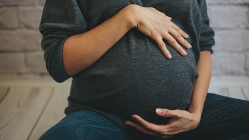 इसी का फायदा उठाकर विभाष्म ने एक दिन नाबालिग के साथ दुष्कर्म किया। जिसके बाद युवती गर्भवती हो गई। उसने अपने घरवालों को इसकी जानकारी दी। पीड़िता की मां ने आरोपी के परिवार को इसके बारे में बताया। लेकिन उनकी तरफ से कोई मदद नहीं की गई। (प्रतीकात्मक तस्वीर)