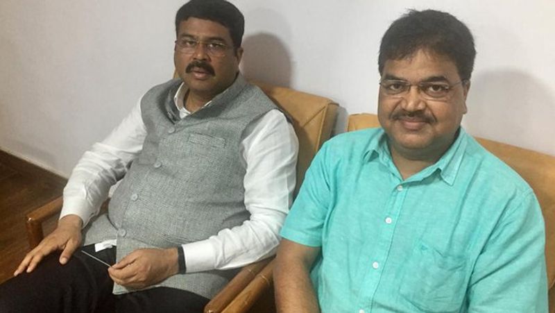 गोड्डा के रहने वाले अरुण प्रकाश ने अपने करियर की शुरुआत शादी-बर्थडे पार्टीज की फोटो और वीडियोग्राफी से की थी। आज वे देश के कई बड़े कार्यक्रम कवरेज करते हैं। (केंद्रीय पेट्रोलियम मंत्री धर्मेंद्र प्रधान के साथ अरुण प्रकाश)