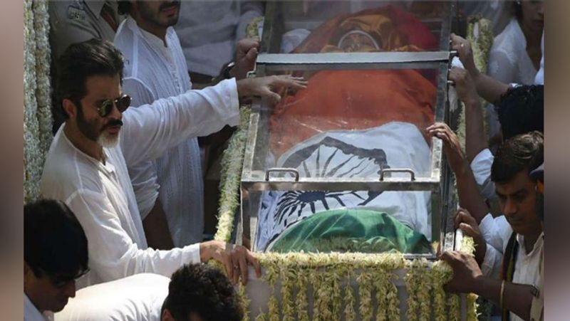 परिवार के एक करीबी के हवाले से खलीज टाइम्स ने रिपोर्ट दी थी कि बोनी कपूर शादी में शामिल होकर मुंबई लौट गए थे। 24 फरवरी को दोबारा दुबई लौटे और वे शाम करीब 5.30 बजे जुमैरा एमिरेट्स टॉवर होटल गए। यहां ही श्रीदेवी रूकी थीं। बोनी श्रीदेवी को सरप्राइज डिनर पर ले जाने वाले थे।