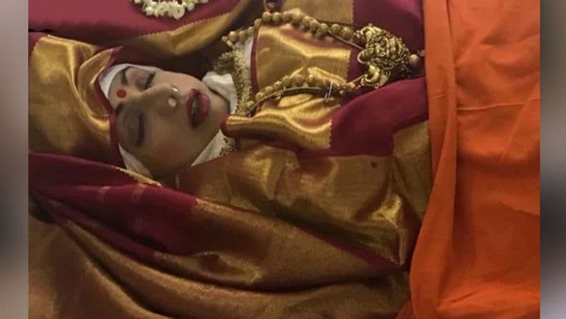 रिपोर्ट के मुताबिक बोनी ने श्रीदेवी को जगाया और दोनों ने करीब 15 मिनट बात की। इसके बाद श्रीदेवी वॉशरूम गईं। जब वे 15 मिनट तक नहीं लौटीं तो बोनी ने बाथरूम का दरवाजा खटखटाया।