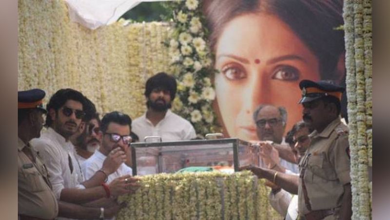 शुरुआती रिपोर्ट में श्रीदेवी की मौत की वजह कार्डिएक अरेस्ट बताया गया था। बोनी के छोटे भाई संजय कपूर के मुताबिक, श्रीदेवी को दिल की बीमारी नहीं थी। ऐसे में कॉस्मेटिक सर्जरी मौत से जोड़ी जा रही थी।