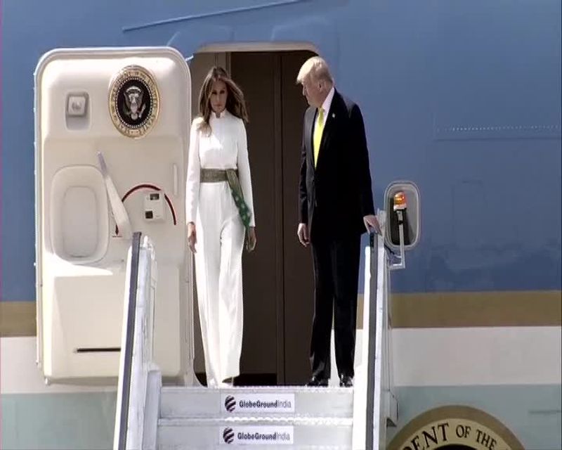 modi welcome the trump and see the sabarmathi ashram photo gallery