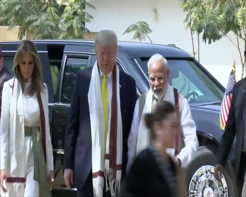 modi welcome the trump and see the sabarmathi ashram photo gallery