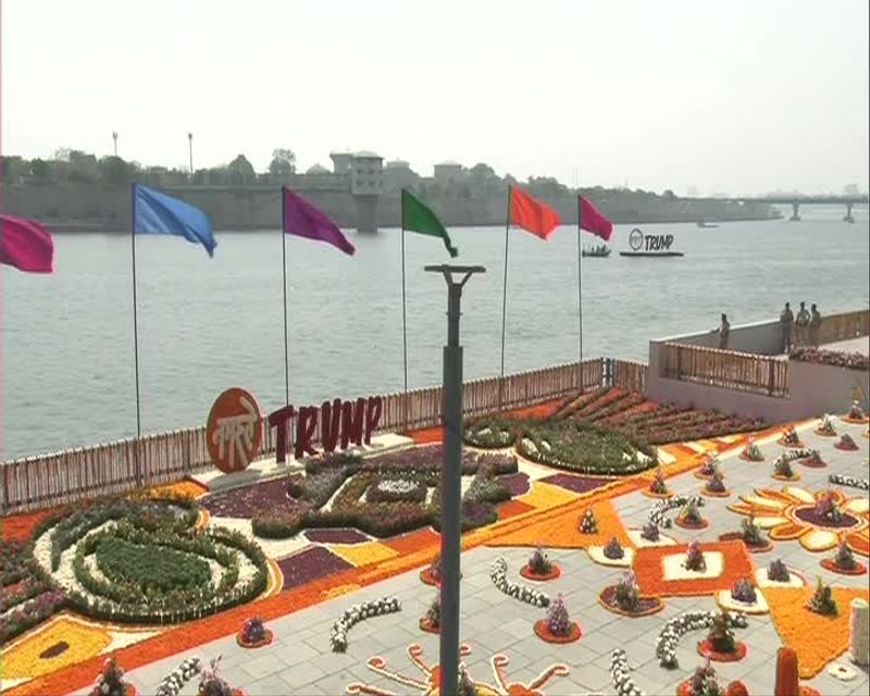 modi welcome the trump and see the sabarmathi ashram photo gallery