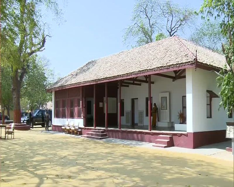 modi welcome the trump and see the sabarmathi ashram photo gallery