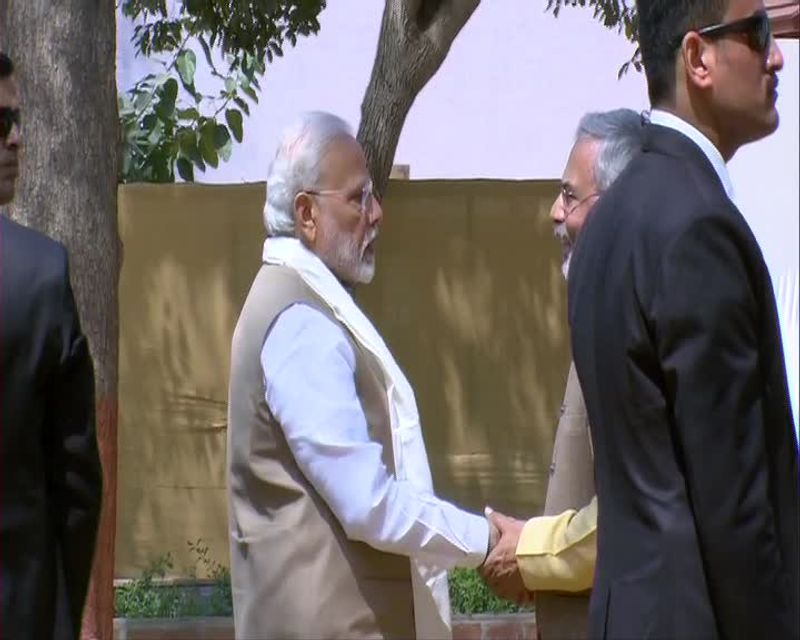 modi welcome the trump and see the sabarmathi ashram photo gallery
