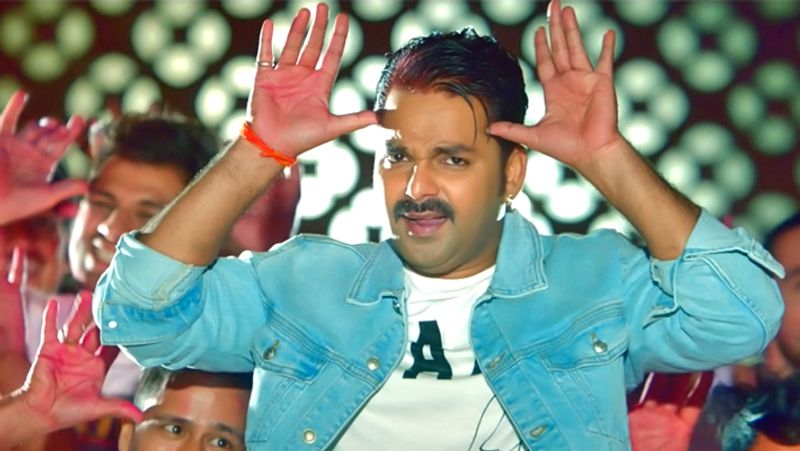 पवन सिंह और काजल राघवानी पर फिल्माया गया गाना 'छलकता हमरो जवनिया' भी यूट्यूब पर खूब वायरल हुआ था। इस गाने ने रिकॉर्ड भी बनाया था। कोई इवेंट और प्रोग्राम हो उसमें ये गाना ना बजता हो ऐसा नहीं हो सकता है।