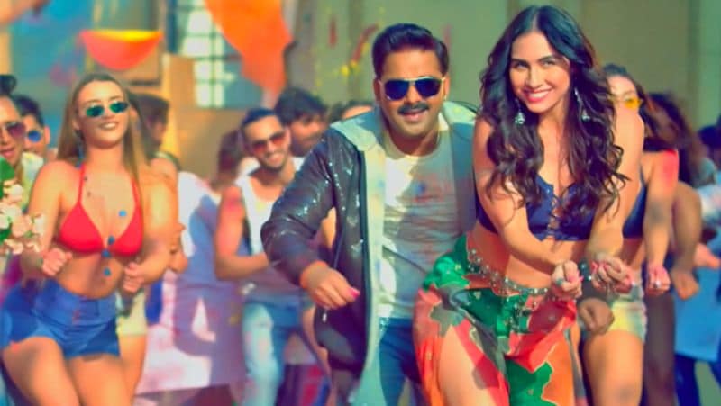 पवन सिंह ने भोजपुरी में अपने करियर की शुरुआत 11 साल की उम्र में ही कर ली थी। उनका पहला एलबम 'ओढ़निया वाली' था। इस एलबम से ही उन्होंने अपने करियर की शुरुआत की थी। बिहार के आरा जिला में जन्मे पवन सिंह गरीब परिवार से ताल्लुक रखते थे।