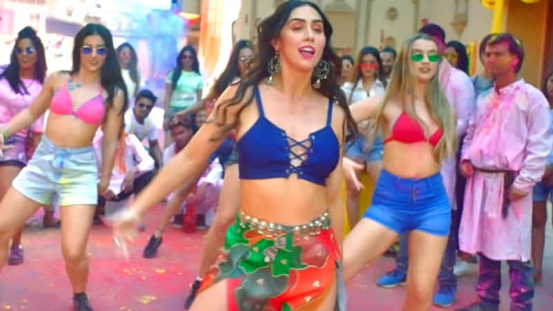 बिहार के आरा जिला में जन्मे पवन सिंह गरीब परिवार से ताल्लुक रखते थे। उन्हें काफी मुश्किलों का सामना करना पड़ा था। पवन सिंह को उनके पहले एलबम से कुछ खासी पहचान तो नहीं मिली थी। लेकिन, 2008 में आए एलबम 'लॉलीपॉप लागेलू' से वो रातों रात स्टार बन गए थे।