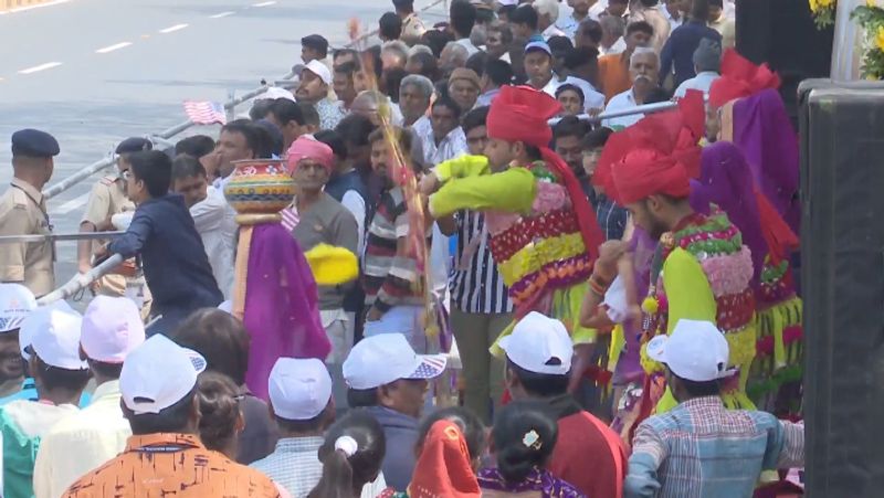 sardhar vallabai patel stadium crowd photo gallery