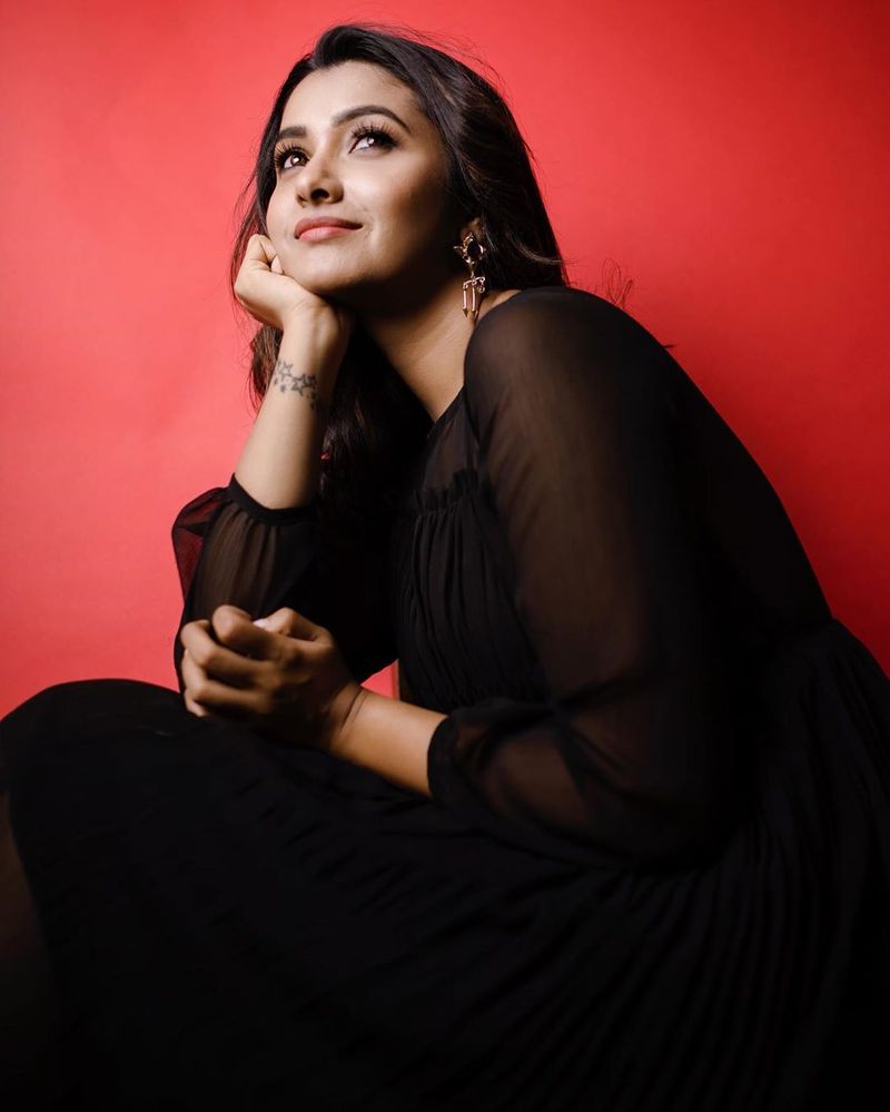 কালো কাপড়- শনিবার কালো কাপড় বা কালো জুতো কেনা উচিত নয়। এতে শনিদেব রাগান্বিত হন। এটি করে, প্রতিটি কাজে একটি ব্যর্থতা আসে এবং ভাগ্য সমর্থন করে না।