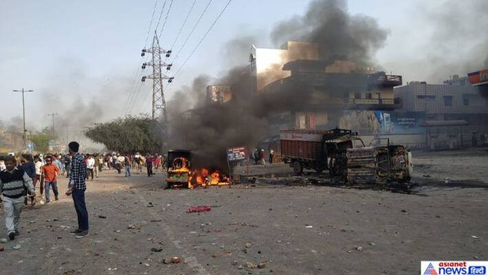 Clash erupts between pro and anti CAA groups in Delhi Clash erupts between pro and anti CAA groups in Delhi
