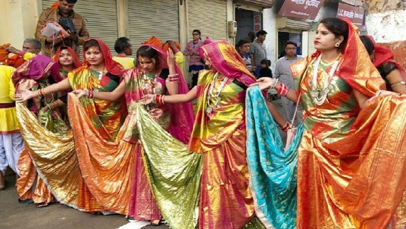 अमेरिका के राष्ट्रपति डोनाल्ड ट्रंप का इस तरह किया जा रहा स्वागत। ताज नगरी में उत्सव का माहौल है।