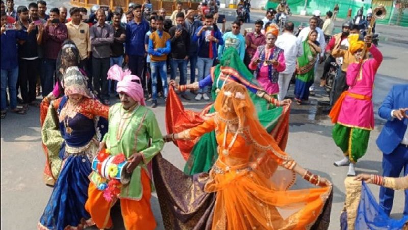 अमेरिका के राष्ट्रपति डोनाल्ड ट्रंप के स्वागत के लिए प्रस्तुत की जाने वाली मयूर नृत्य की झांकी