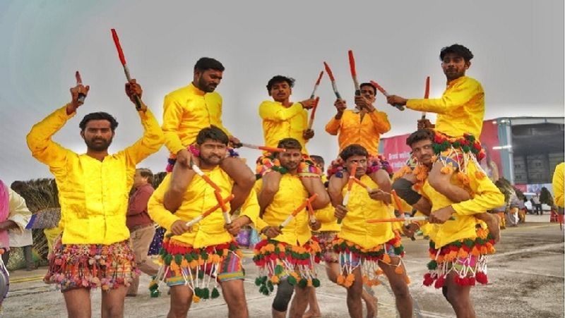 अलग-अलग चौराहों पर बने मंचों पर सांस्कृतिक कार्यक्रमों की प्रस्तुति चल रही है। बुंदेलखंडी नृत्य प्रस्तुत करते कलाकार