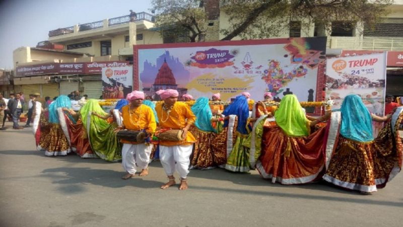 ताज नगरी में अलग-अलग चौराहों पर बने मंचों पर सांस्कृतिक कार्यक्रमों की प्रस्तुति चल रही है।